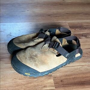 Vibram Men's Tan and Black Sandals